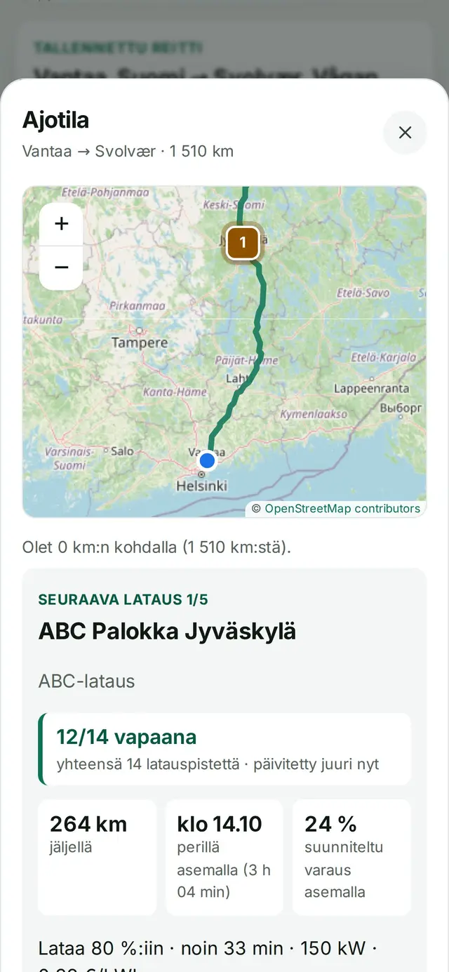 Ajotila: kartalla reitti, oma sijainti ja seuraava laturi; seuraava lataus 1/5 ABC Palokka Jyväskylä, 12/14 latauspistettä vapaana, 264 km jäljellä, perillä asemalla klo 13.57, 24 % suunniteltu varaus ja Navigoi asemalle
